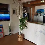Family In Near Sea Όλμπια